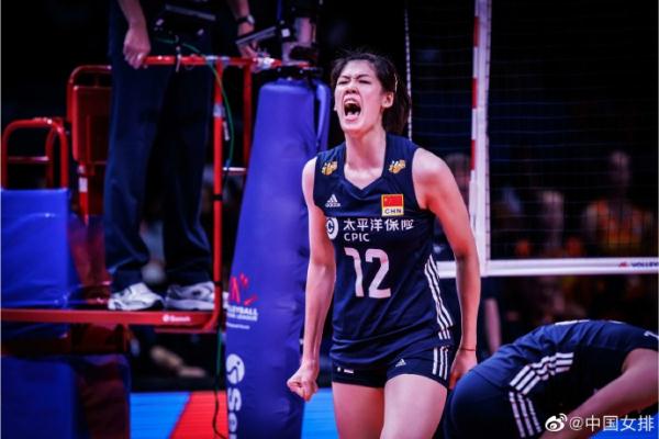 中国女排首秀展现顽强！以赛代练以老带新，在恶战中成长