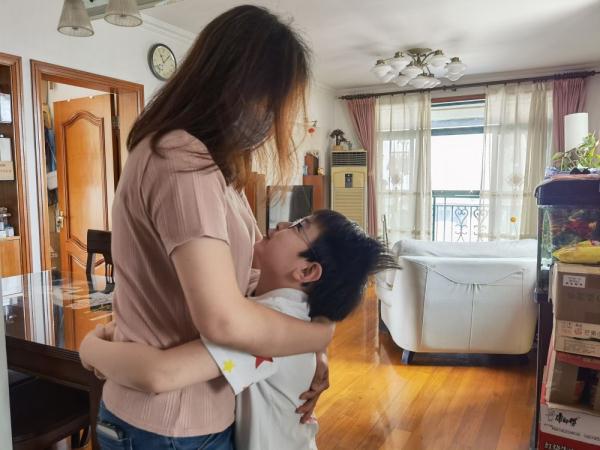 最好的礼物是成长——探访上海抗疫医护家庭的儿童节