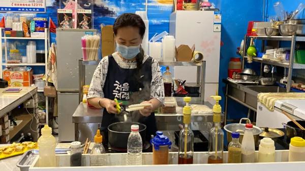 东北大姐随女儿来渝，开了家针对残疾人的一元小吃店