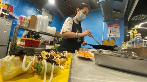 东北大姐随女儿来渝，开了家针对残疾人的一元小吃店