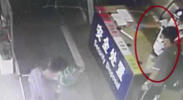 车站一男子带白酒过安检被拦!竟当场喝完!结果尴尬了...... 车站一男子带白酒过安检被拦!竟当场喝完!结果尴尬了......