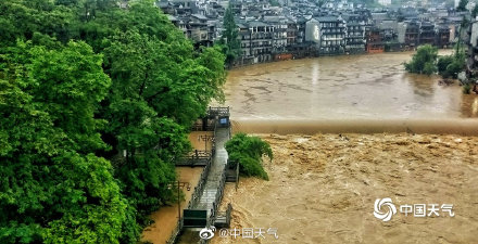 南方暴雨来了 湖南凤凰古城遭遇强降雨 南方暴雨来了 湖南凤凰古城遭遇强降雨