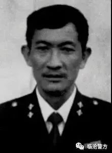 泪目！女孩遇警车立正敬礼，背后故事让人破防……