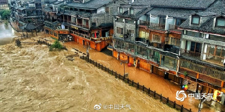 南方暴雨来了 湖南凤凰古城遭遇强降雨 南方暴雨来了 湖南凤凰古城遭遇强降雨