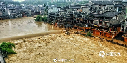 南方暴雨来了 湖南凤凰古城遭遇强降雨 南方暴雨来了 湖南凤凰古城遭遇强降雨