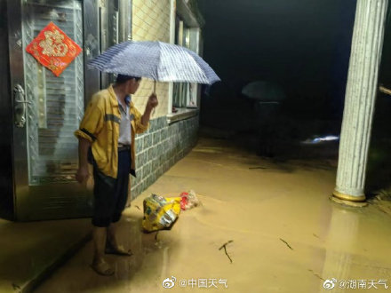 南方暴雨来了 湖南凤凰古城遭遇强降雨 南方暴雨来了 湖南凤凰古城遭遇强降雨
