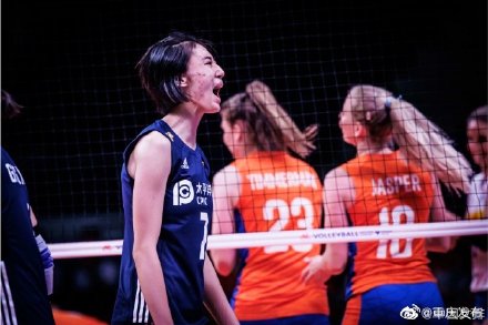 首秀开门红!中国女排3比1逆转胜荷兰 首秀开门红!中国女排3比1逆转胜荷兰