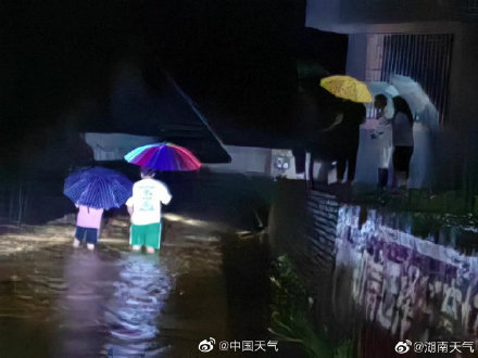 南方暴雨来了 湖南凤凰古城遭遇强降雨 南方暴雨来了 湖南凤凰古城遭遇强降雨