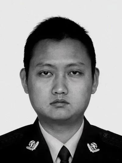 泪目！女孩遇警车立正敬礼，背后故事让人破防……