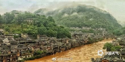 南方暴雨来了 湖南凤凰古城遭遇强降雨 南方暴雨来了 湖南凤凰古城遭遇强降雨