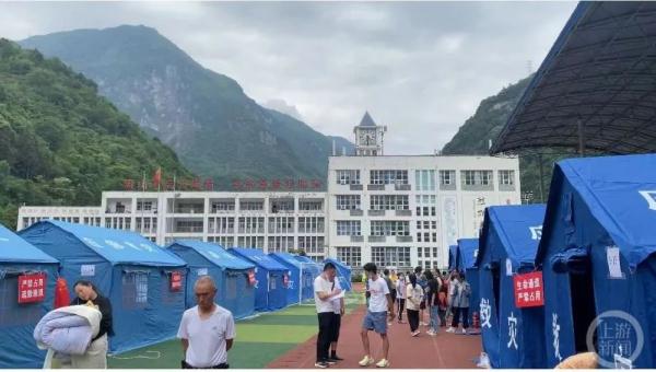 芦山地震灾区高三学子帐篷里努力备考，希望高考按时进行