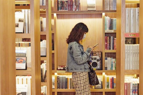 书香伴端午!思南书局、上海最高书店今起恢复营业,迎来首批读者 书香伴端午!思南书局、上海最高书店今起恢复营业,迎来首批读者