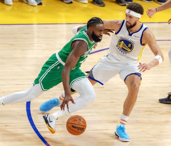 NBA | 凯尔特人末节“三分雨”逆转勇士 总决赛客场赢下“开门红”