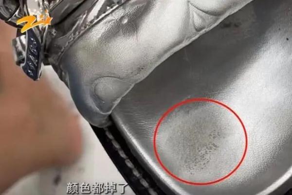 浙江女子8千多买的LV拖鞋，不到10天就掉色了？