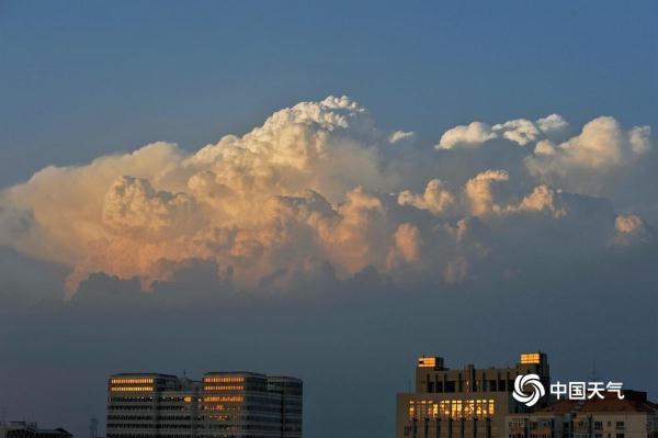 当积雨云遇上夕阳 “火烧云”版云朵你见过吗? 当积雨云遇上夕阳 “火烧云”版云朵你见过吗?