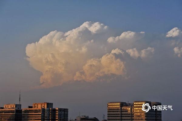 当积雨云遇上夕阳 “火烧云”版云朵你见过吗? 当积雨云遇上夕阳 “火烧云”版云朵你见过吗?