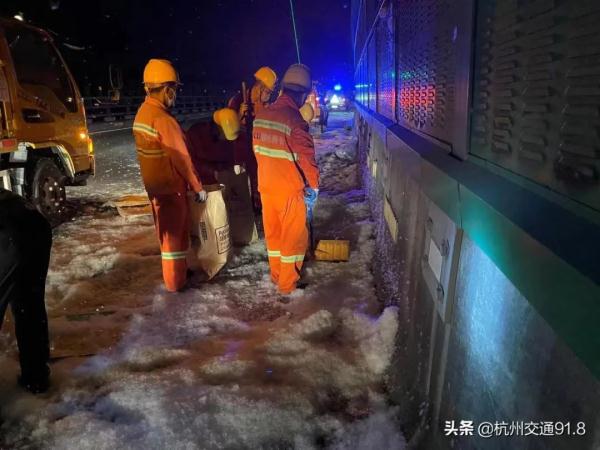 杭州飘雪了？满地都是？交警：毛！是毛！