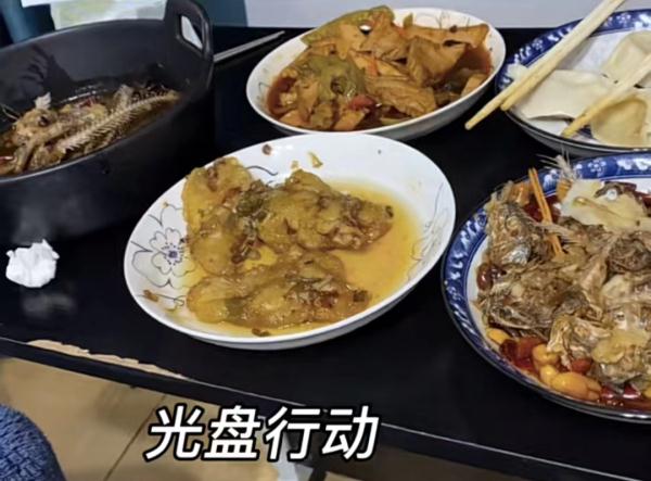 连吃70天泡面+可乐!上海帅哥体重飙升37斤!疫情中你胖了吗? 连吃70天泡面+可乐!上海帅哥体重飙升37斤!疫情中你胖了吗?