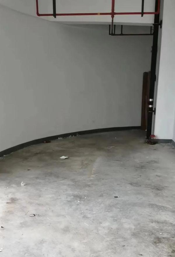 离谱！疏散通道逐渐消失...最后竟成了员工宿舍？