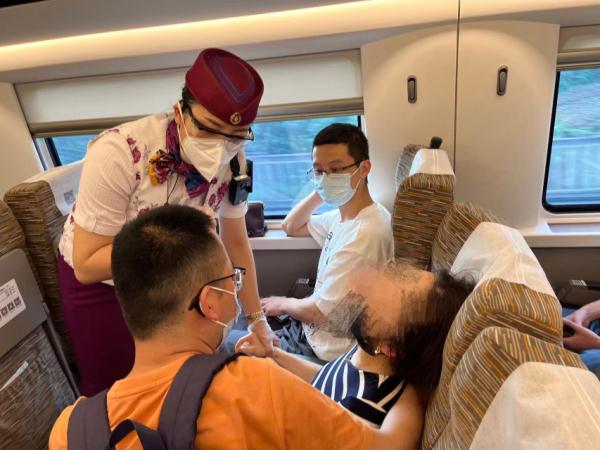 暖心!女乘客突发疾病 高铁临时停车紧急送医 暖心!女乘客突发疾病 高铁临时停车紧急送医