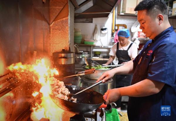 新华全媒+｜疫情考验下，看这家小店如何重焕新生