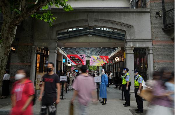 复工后首个小长假,上海公园成“顶流”,多个热门街区实行客流管控! 复工后首个小长假,上海公园成“顶流”,多个热门街区实行客流管控!