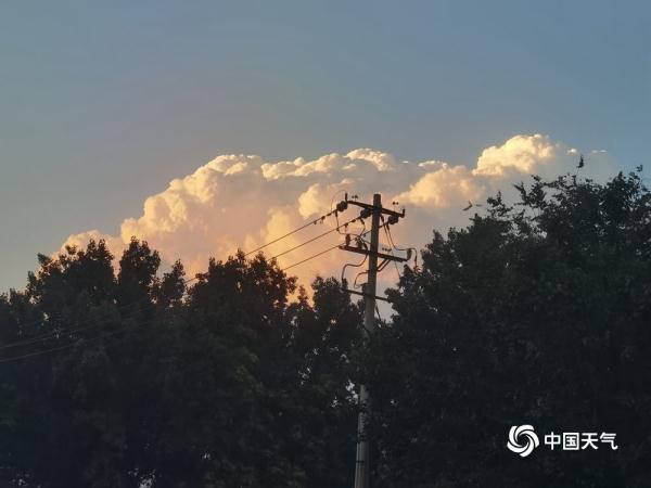 当积雨云遇上夕阳 “火烧云”版云朵你见过吗? 当积雨云遇上夕阳 “火烧云”版云朵你见过吗?