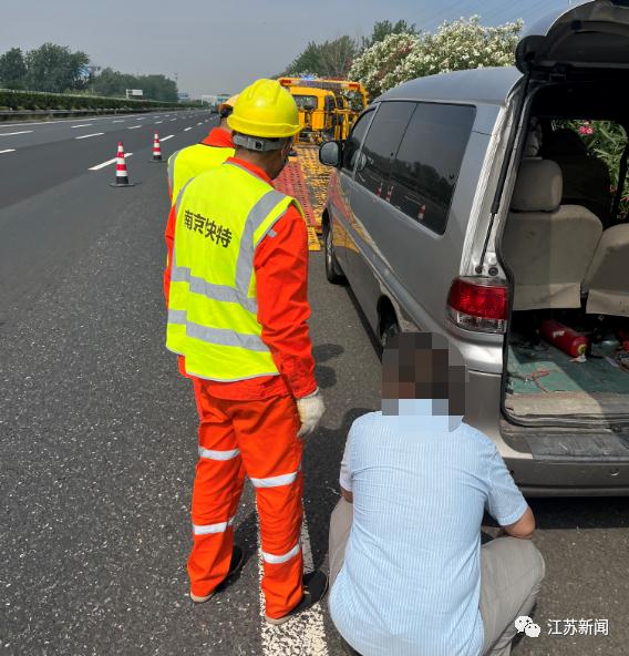 高速上爆胎，他打了个救援电话，损失300元……