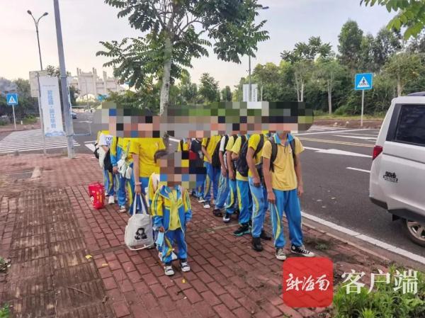 临高一辆7座面包车实载15人，全是学生！
