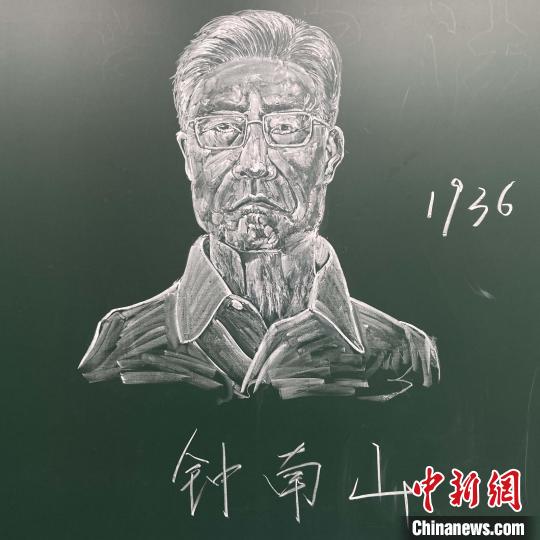 正能量满满！新疆兵团一教师粉笔肖像画“走红”网络