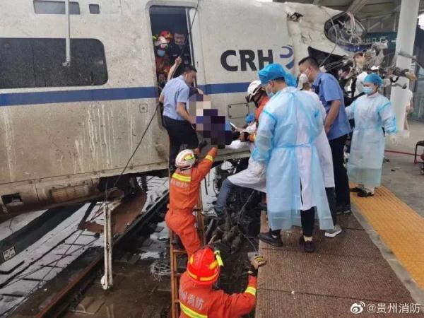 D2809次旅客列车撞上泥石流脱线，殉职司机5秒内做了这件事