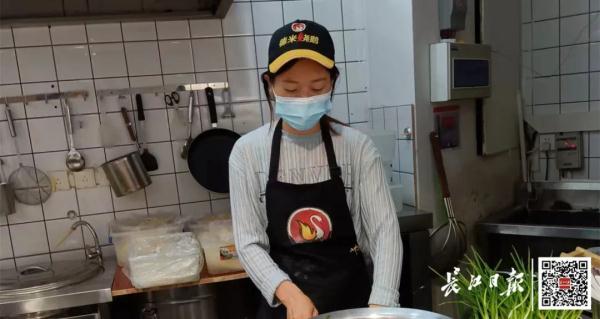 刚开张不久，免费吃！武汉女老板回应质疑