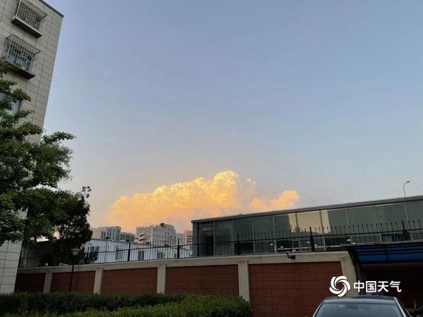 当积雨云遇上夕阳 “火烧云”版云朵你见过吗? 当积雨云遇上夕阳 “火烧云”版云朵你见过吗?