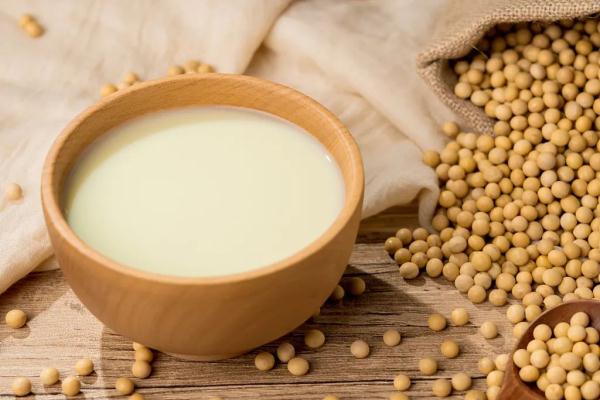 牛奶vs豆浆,哪个营养更好?不同人群对号入座~ 牛奶vs豆浆,哪个营养更好?不同人群对号入座~