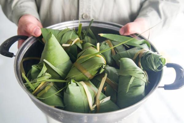 竹笋+苹果+苜蓿+大葱…石家庄动物园里“粽子”馅料很特别