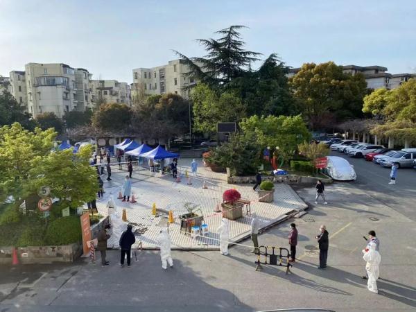 漫长春天里,上海一个社区8000多人的悲与喜… 漫长春天里,上海一个社区8000多人的悲与喜…