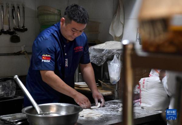 新华全媒+｜疫情考验下，看这家小店如何重焕新生