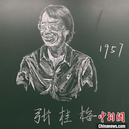 正能量满满！新疆兵团一教师粉笔肖像画“走红”网络