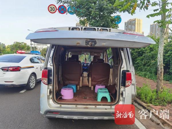 临高一辆7座面包车实载15人，全是学生！