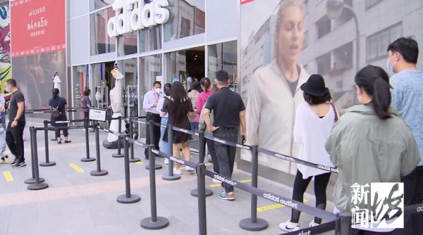 复工后首个小长假,上海公园成“顶流”,多个热门街区实行客流管控! 复工后首个小长假,上海公园成“顶流”,多个热门街区实行客流管控!