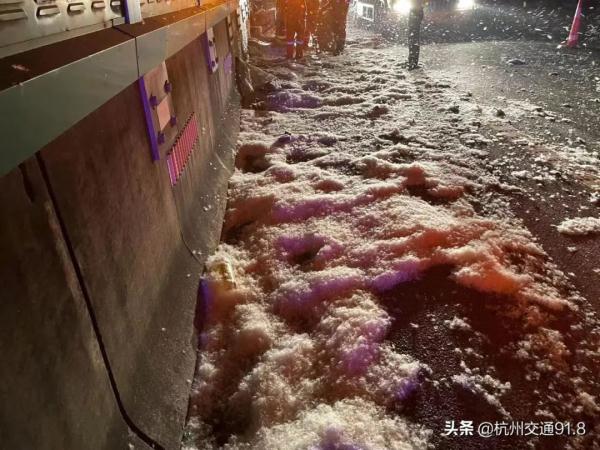 杭州飘雪了？满地都是？交警：毛！是毛！