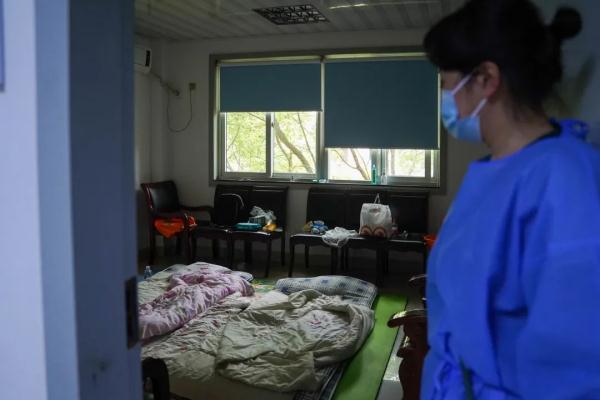 漫长春天里,上海一个社区8000多人的悲与喜… 漫长春天里,上海一个社区8000多人的悲与喜…