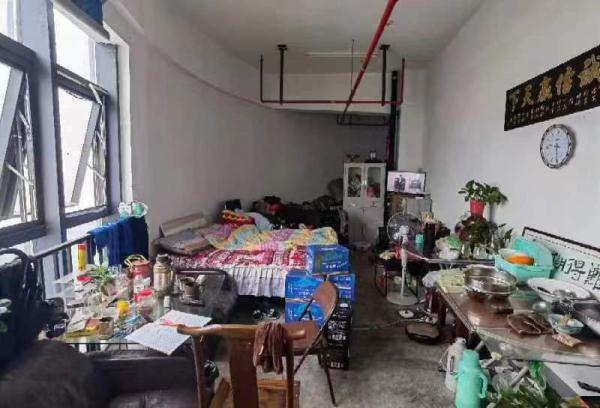 离谱！疏散通道逐渐消失...最后竟成了员工宿舍？
