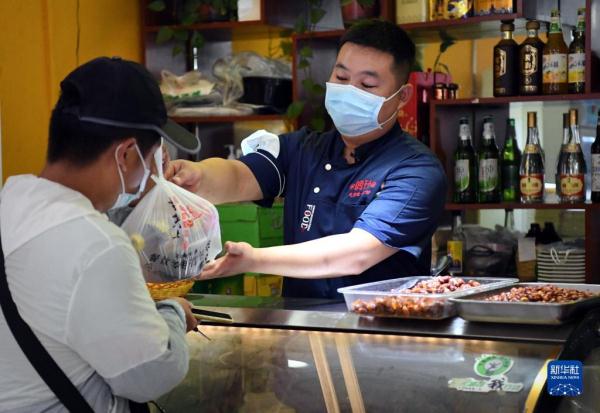 新华全媒+｜疫情考验下，看这家小店如何重焕新生