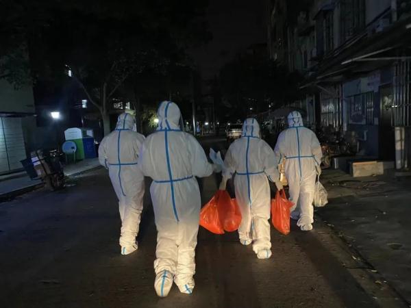 漫长春天里,上海一个社区8000多人的悲与喜… 漫长春天里,上海一个社区8000多人的悲与喜…