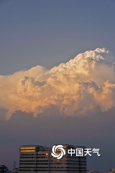 当积雨云遇上夕阳 “火烧云”版云朵你见过吗? 当积雨云遇上夕阳 “火烧云”版云朵你见过吗?