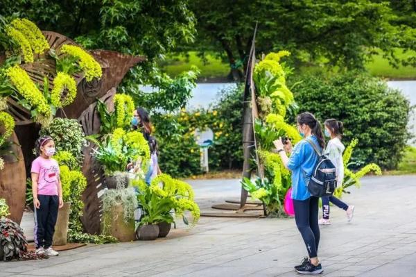 复工后首个小长假,上海公园成“顶流”,多个热门街区实行客流管控! 复工后首个小长假,上海公园成“顶流”,多个热门街区实行客流管控!