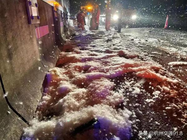 杭州飘雪了？满地都是？交警：毛！是毛！
