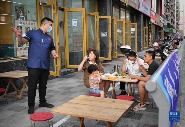 新华全媒+｜疫情考验下，看这家小店如何重焕新生