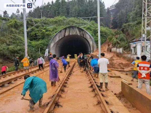 突发！D2809次旅客列车脱线！5秒钟内采取了紧急制动措施！司机不幸遇难
